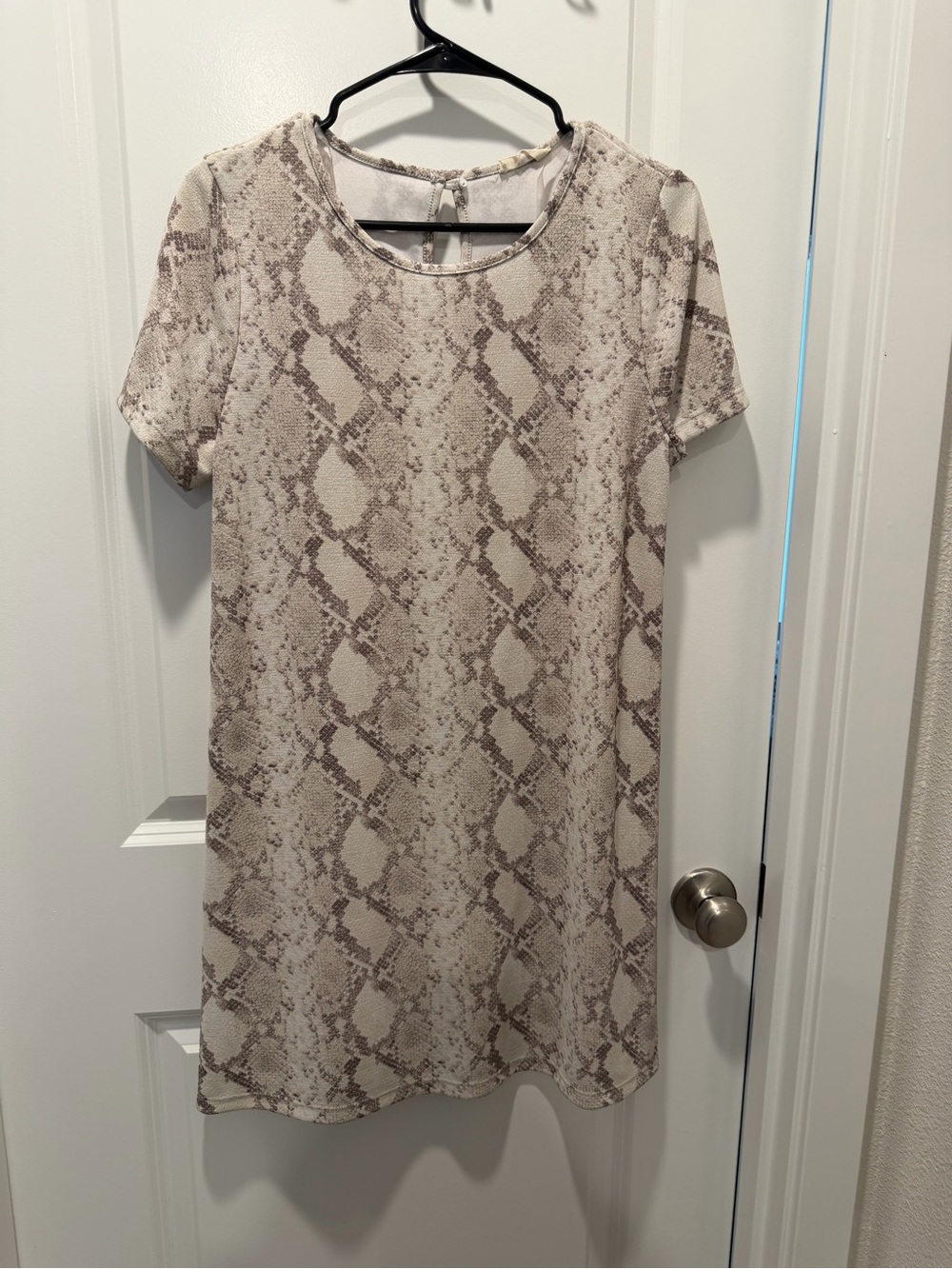 Women's Short Sleeve Snake Print Shift Dress